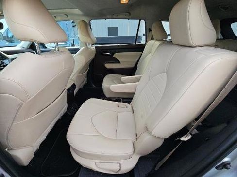 Used 2020 Toyota Highlander XLE image 9