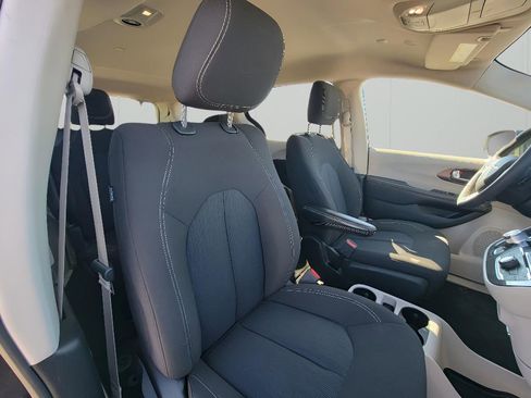 Used 2023 Chrysler Voyager LX image 34