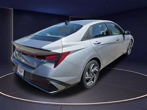 Used 2025 Hyundai Elantra Sport FWD image 3