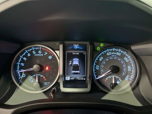 Used 2021 Toyota Tacoma TRD Off-Road w/ TRD Premium Off Road Package AWD/4WD image 12
