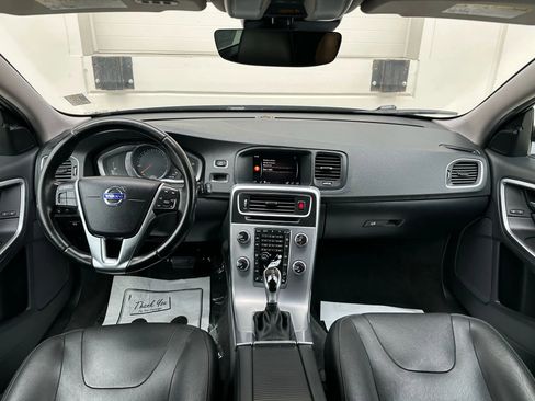 Used 2017 Volvo V60 T5 Cross Country w/ Convenience Package image 16