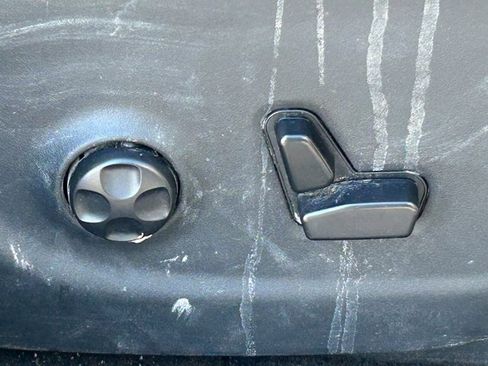 Used 2019 Jeep Cherokee Limited image 36