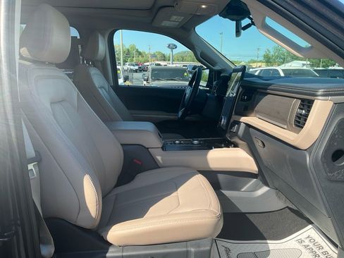 Used 2024 Ford Expedition Limited AWD/4WD image 12