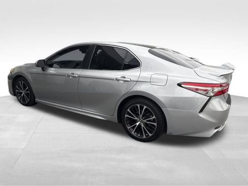 Used 2018 Toyota Camry SE w/ Moonroof Package image 2