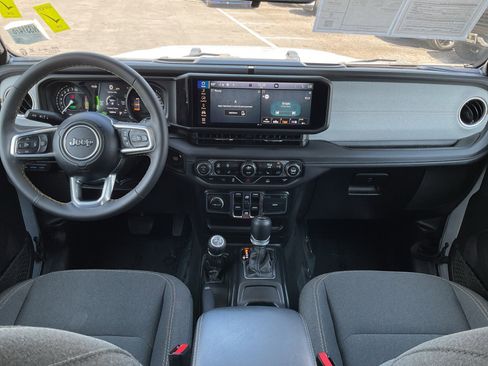 Used 2024 Jeep Wrangler Unlimited Sahara AWD/4WD image 15
