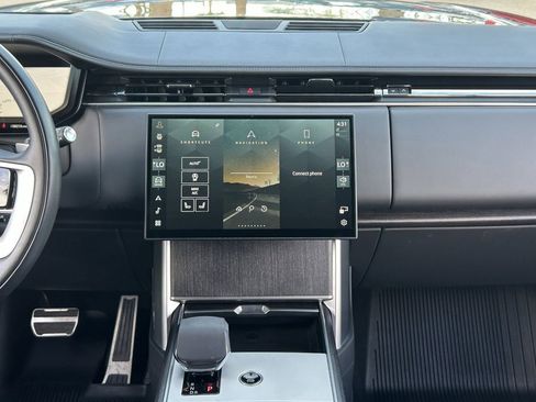 Used 2025 Land Rover Range Rover SE image 19