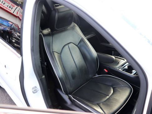 Used 2026 Chrysler Pacifica Limited FWD image 16