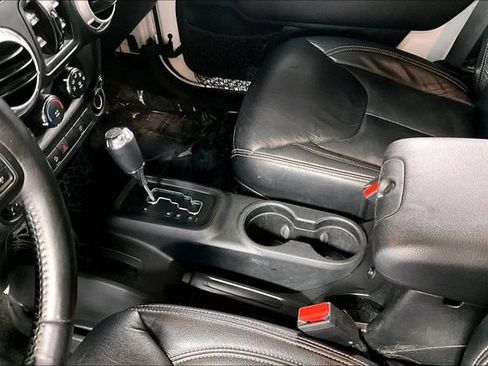 Used 2017 Jeep Wrangler Unlimited Sahara AWD/4WD image 16