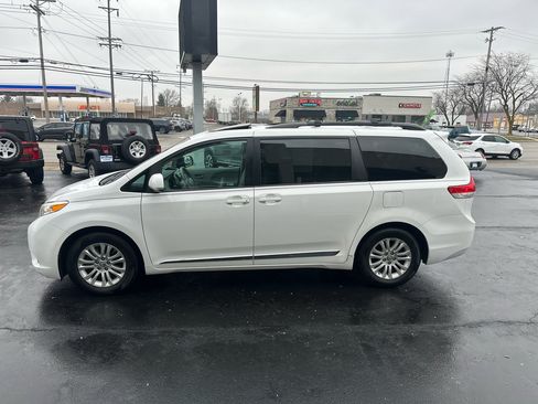 Used 2014 Toyota Sienna XLE image 42