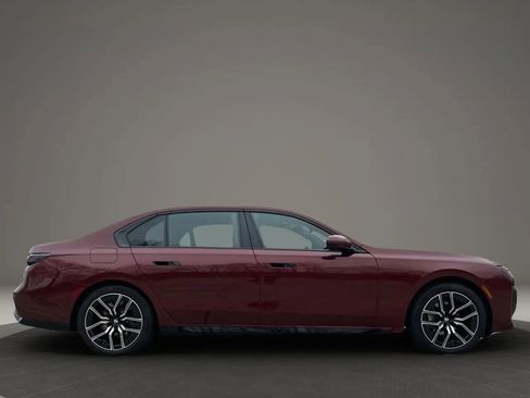 Used 2025 BMW 760i xDrive w/ Executive Package AWD/4WD image 4