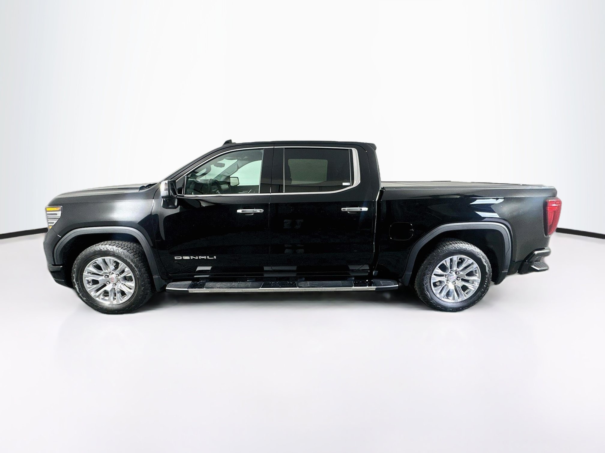 Used 2024 GMC Sierra 1500 Denali w/ Technology Package AWD/4WD image 4