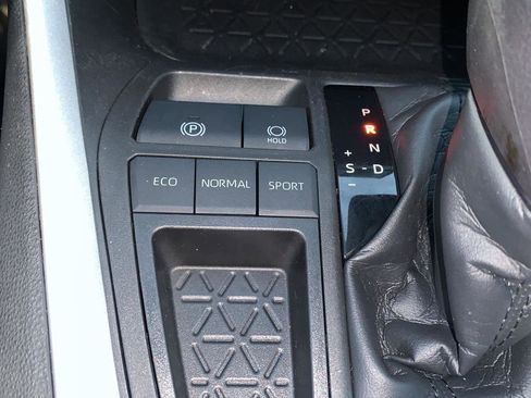 Used 2021 Toyota RAV4 LE image 12