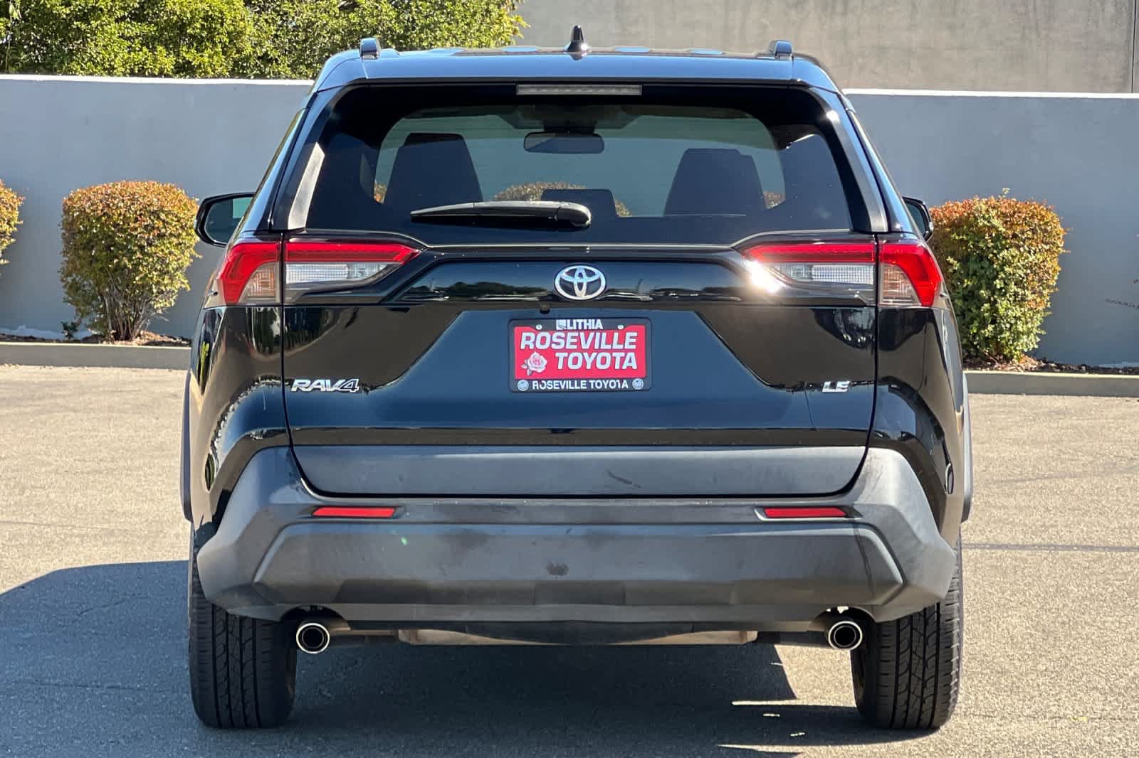 Used 2021 Toyota RAV4 LE FWD image 8