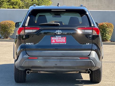 Used 2021 Toyota RAV4 LE FWD image 8