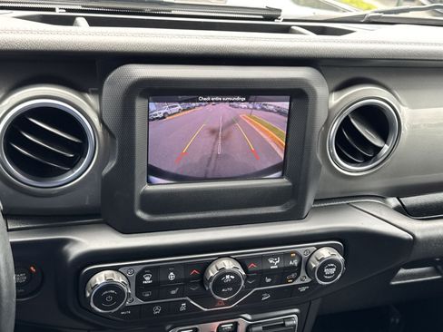 Used 2019 Jeep Wrangler Unlimited Sahara w/ Cold Weather Group AWD/4WD image 19