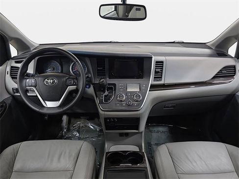 Used 2017 Toyota Sienna XLE Premium image 10