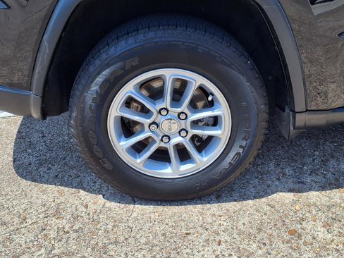 Used 2019 Jeep Grand Cherokee Laredo RWD image 29