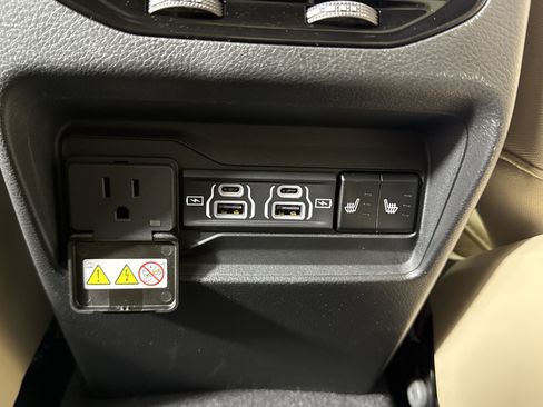 New 2025 Jeep Grand Cherokee Limited w/ Luxury Tech Group II image 22