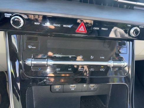 Used 2022 Kia Carnival EX image 22