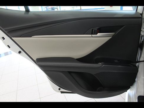 Used 2025 Toyota Camry XLE AWD/4WD image 18