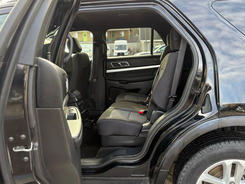 Used 2017 Ford Explorer XLT image 11