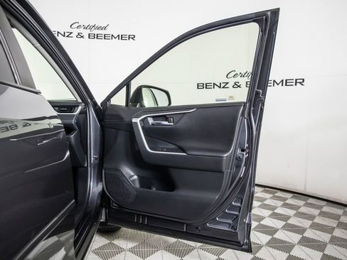 Used 2019 Toyota RAV4 Limited image 14