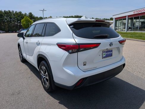 Used 2022 Toyota Highlander XLE AWD/4WD image 3
