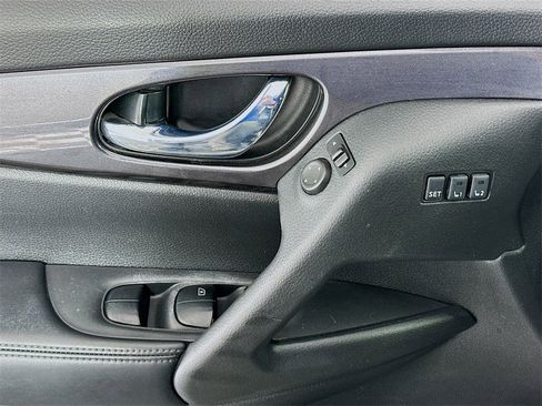 Used 2019 Nissan Rogue SV w/ Premium Package image 18