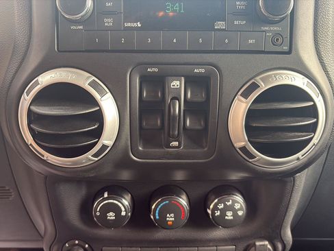 Used 2016 Jeep Wrangler Unlimited Sahara AWD/4WD image 13
