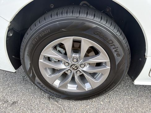 Used 2022 Toyota Sienna XLE FWD image 26