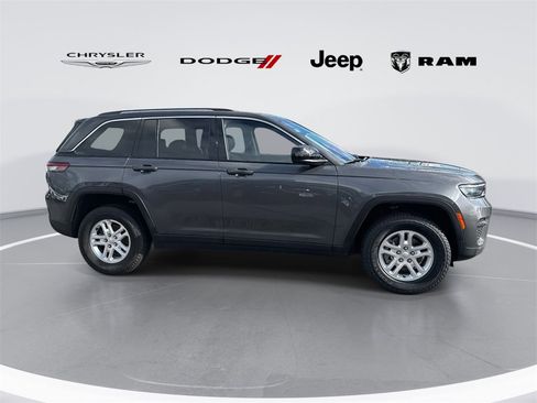 Used 2022 Jeep Grand Cherokee Laredo w/ Luxury Tech Group I image 2