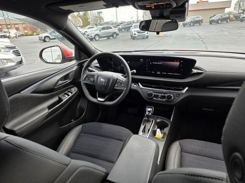Used 2024 Buick Envista Sport Touring w/ Convenience I Package FWD image 3