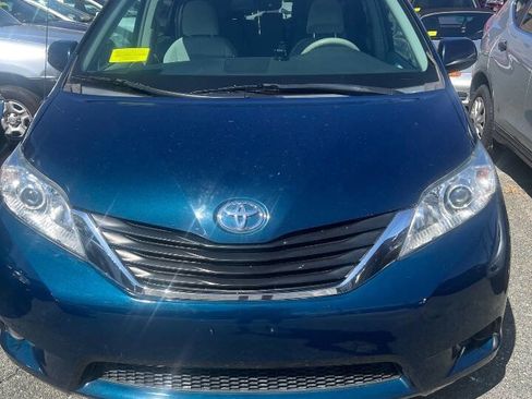 Used 2011 Toyota Sienna LE image 3