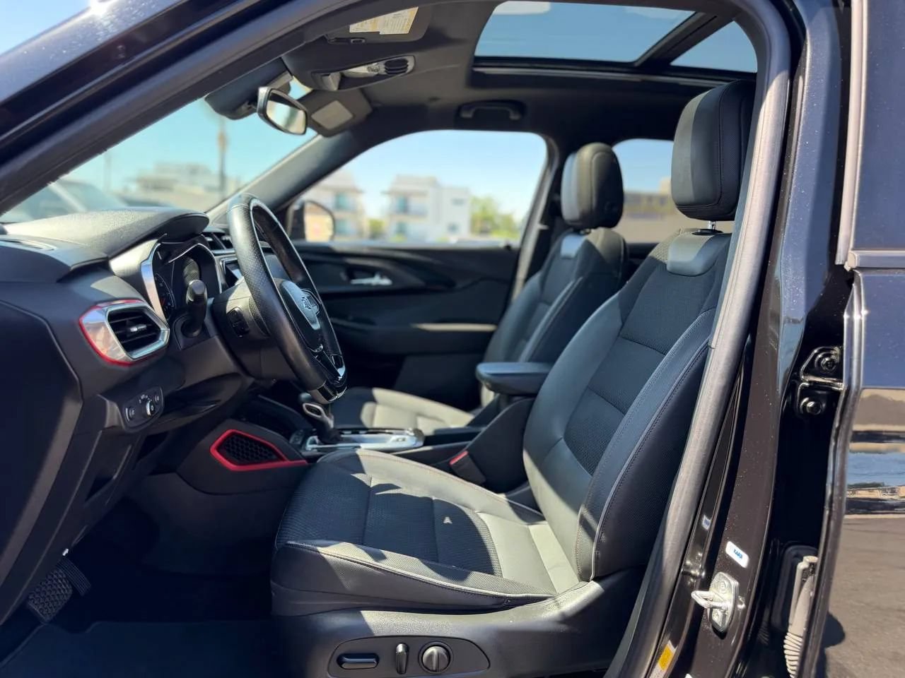Used 2021 Chevrolet TrailBlazer RS w/ Sun and Liftgate Package FWD image 23