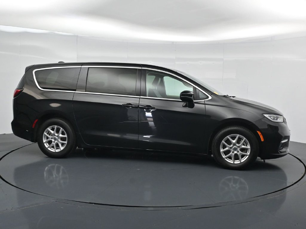 Used 2023 Chrysler Pacifica Touring-L FWD image 8