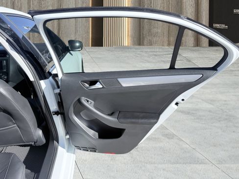 Used 2017 Volkswagen Jetta SE image 40