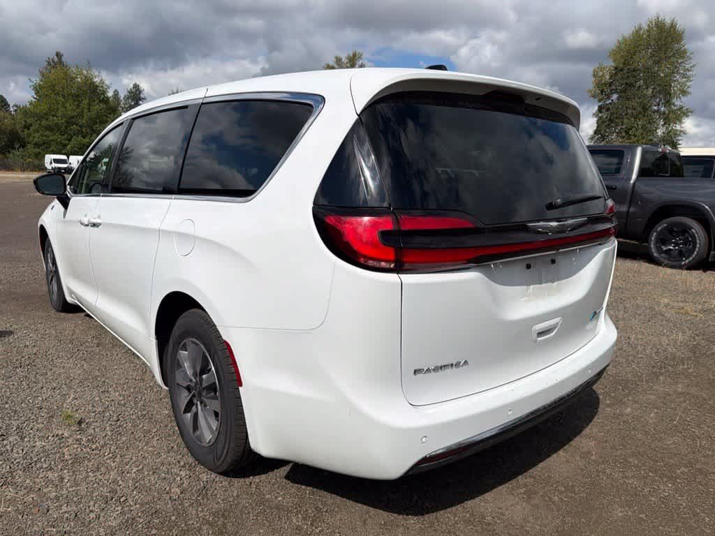 Used 2024 Chrysler Pacifica Limited FWD image 5