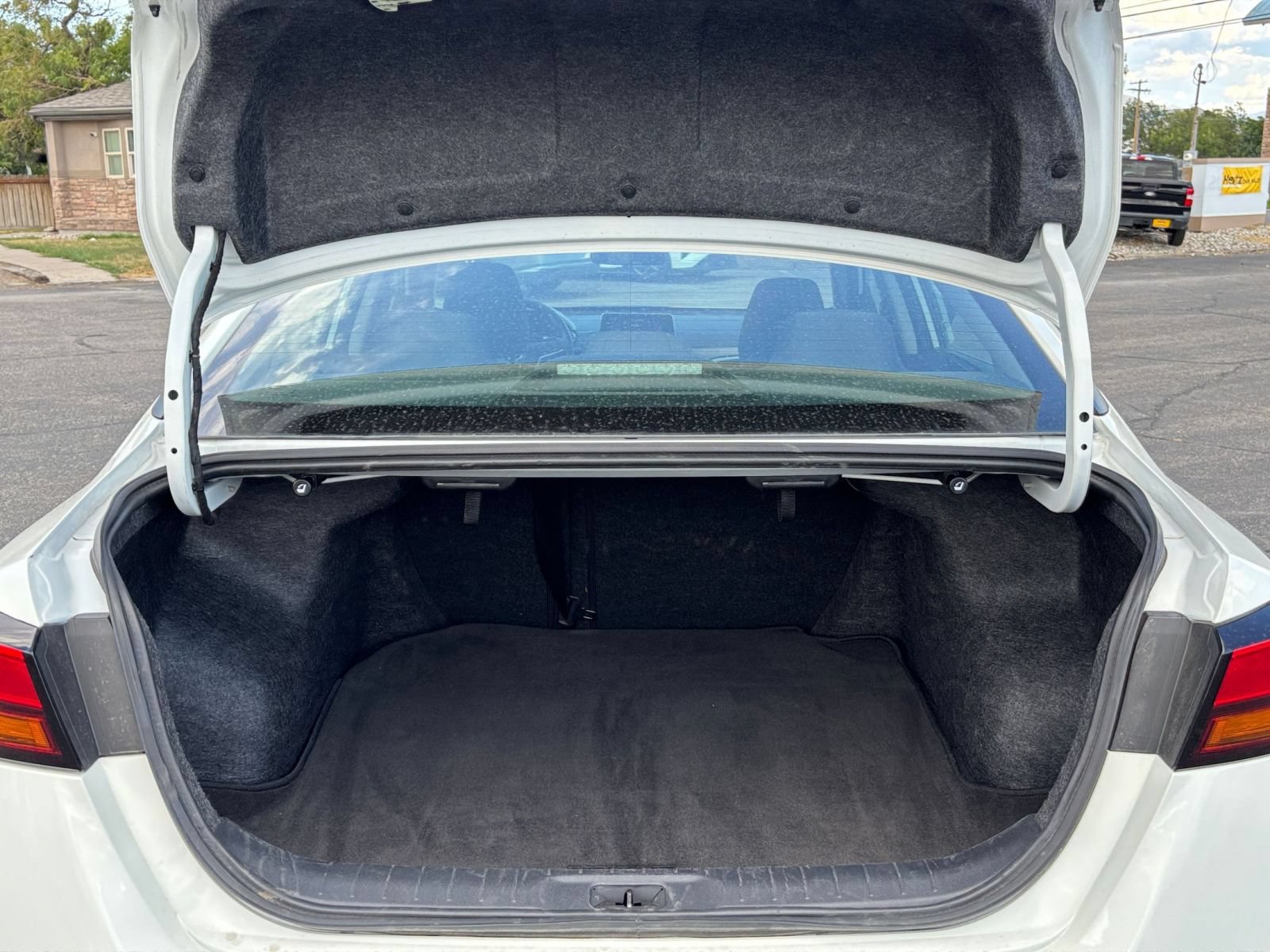 Used 2025 Nissan Altima 2.5 SV FWD image 31