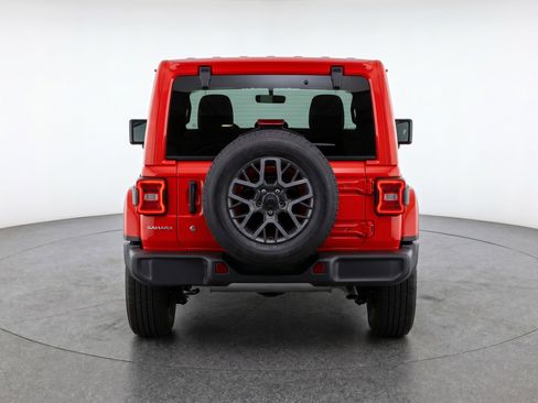 Used 2025 Jeep Wrangler Unlimited Sahara AWD/4WD image 7