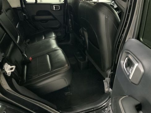Used 2018 Jeep Wrangler Unlimited Sahara AWD/4WD image 32