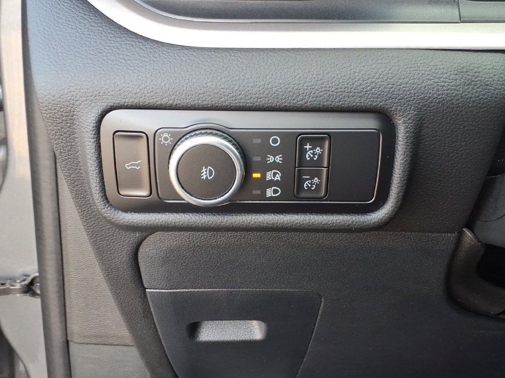 Used 2023 Ford Explorer XLT w/ Equipment Group 202A AWD/4WD image 18