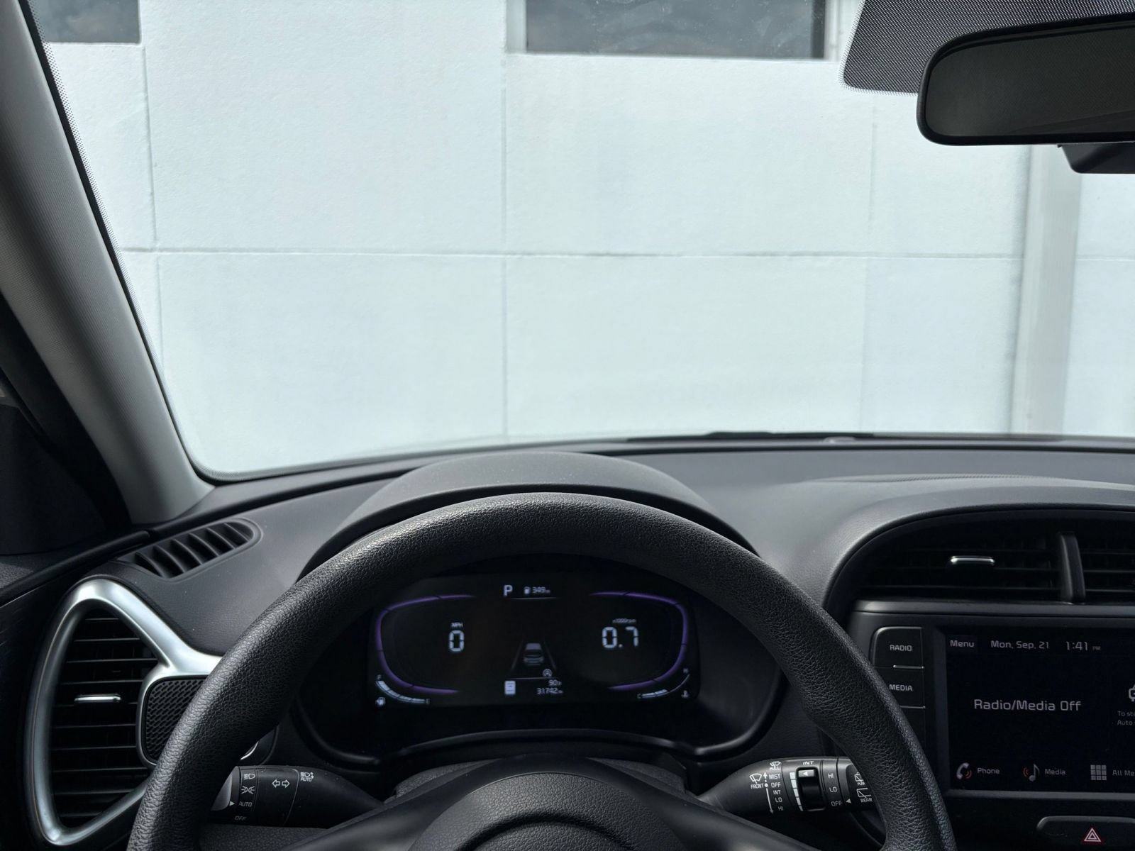 Used 2025 Kia Soul LX w/ LX Technology Package FWD image 31
