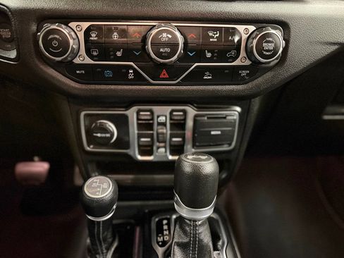 Used 2024 Jeep Wrangler Unlimited w/ Convenience Group AWD/4WD image 25