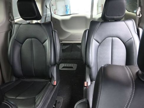 Used 2024 Chrysler Pacifica Limited FWD image 39