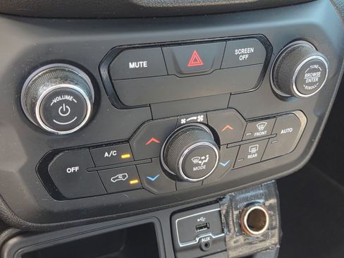 Used 2019 Jeep Renegade Latitude FWD image 14