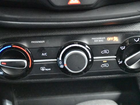 Used 2025 Kia Soul LX w/ LX Technology Package FWD image 27
