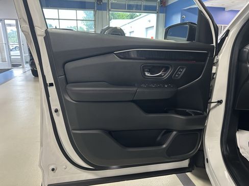 Used 2025 Honda Pilot Black Edition image 23