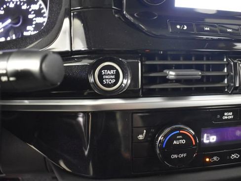 Used 2024 Nissan Pathfinder SL AWD/4WD image 18