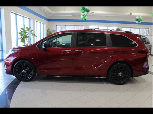 Used 2021 Toyota Sienna XSE w/ XSE Plus Package FWD image 8