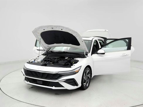 Used 2025 Hyundai Elantra SEL FWD image 9